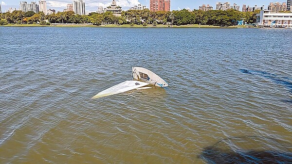 高雄市左營蓮池潭20日下午發生溺水意外,造成1死1失蹤。搜救人員在事發後展開尋找蔡姓男教練。(翻攝照片/林瑞益高雄傳真)