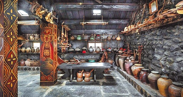 屏縣府藉由「會呼吸的排灣族石板屋」,一舉躍上國際、勇奪法國建築設計類銅獎殊榮。(屏縣府提供/林和生屏東傳真)