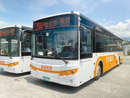 台北市有257台電動公車掛牌，明年起每年將年增400台，市議員王欣儀發現有49台已掛牌的電動公車，竟沒有電可用，無法上路。（黃婉婷攝）