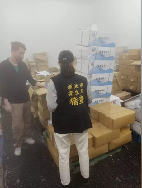 新北衛生局昨日前往產品出貨地公司查核。圖/新北衛生局提供
