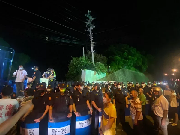 坤輿事業廢棄物掩埋場今天凌晨試運轉時,與抗爭民眾引爆肢體衝突。圖/取自曾玟學臉書