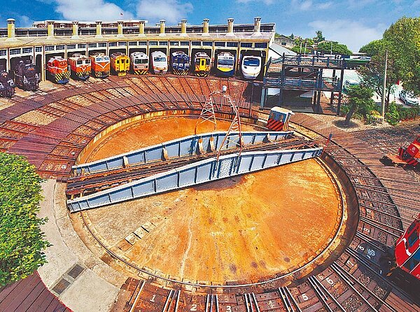 扇形車庫100歲,精彩活動登場,蒸汽火車與其他世代12輛列車併呈「經典重現秀」。(邱家終提供/吳敏菁彰化傳真)