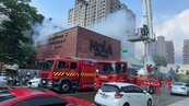 台中餐廳驚傳爆炸聲後竄濃煙　店家急疏散顧客