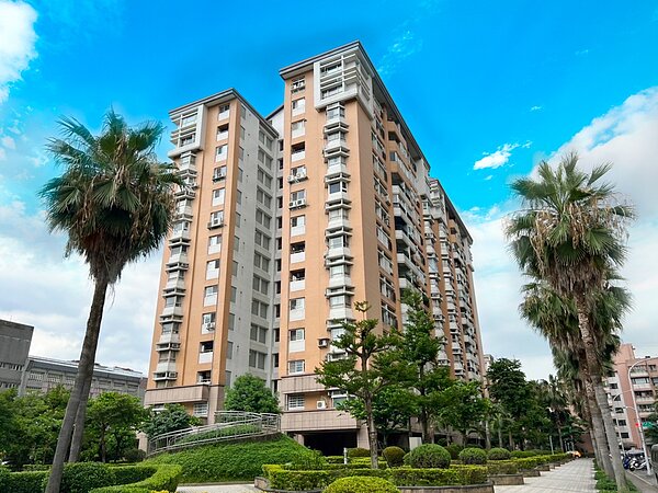 軍宅「建安新城」住戶水平高,有固定車位、千坪中庭及24小時保全管理。圖/永慶房仲網提供