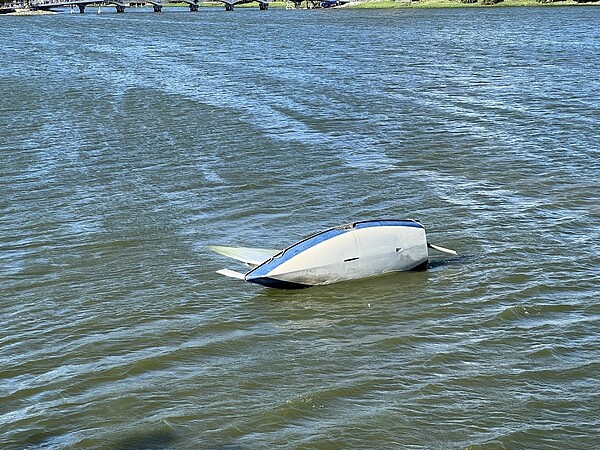 風帆翻覆後擱淺在蓮池潭淺灘。記者張議晨/攝影