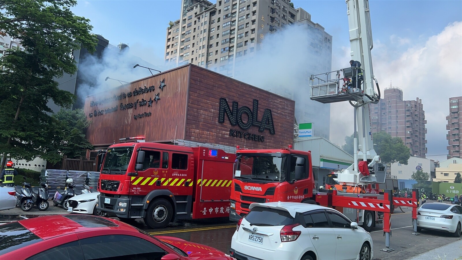 台中市北屯區崇德路一家餐廳驚傳爆炸聲，隨後屋頂竄出濃煙，餐廳緊急疏散旅客，台中市消防局高度戒備，附近店家全部斷電、緊急疏散人潮，消防員滅火搶救中。記者陳宏睿／攝影 