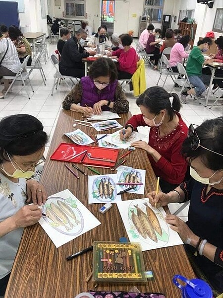 認真手繪,啟動葫東里整體能量。圖/易小滿攝