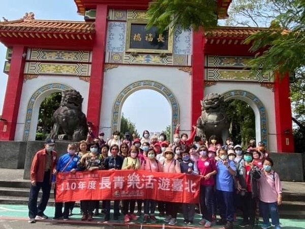 善念是無限的財富，郭淑玲和里民共享。圖／由里辦提供
