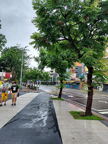 里民口罩戴好，保護自己，也保護他人。圖／易小滿攝

