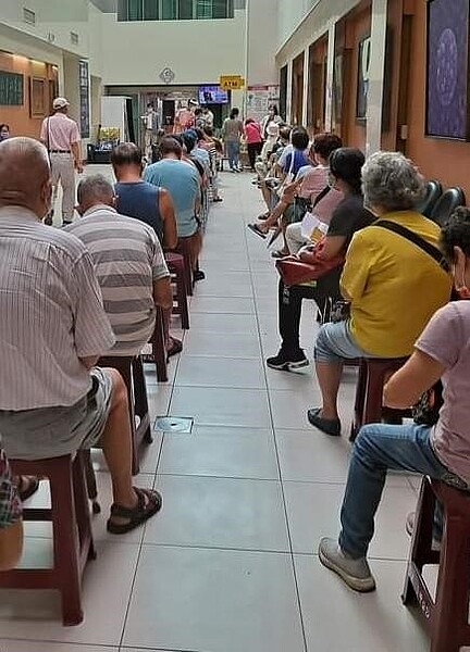 疫情不可輕忽，打疫苗保護長者及小孩。圖／易小滿攝
