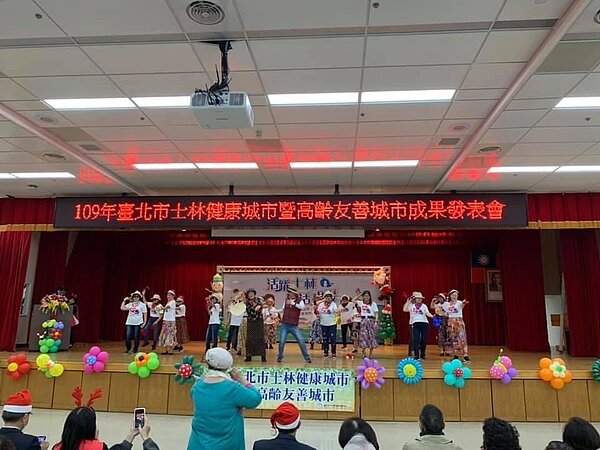 長者在發表會中開心熱情表演。圖／截自里長許振禮個人臉書
