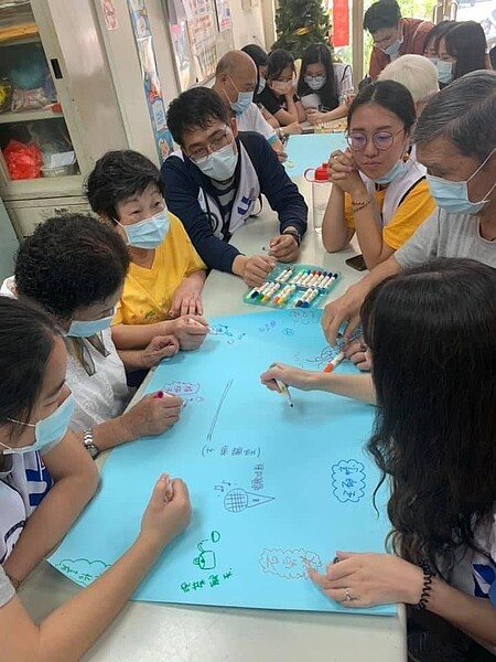 學生與長者討論老年生活。圖／截自里長許振禮個人臉書
