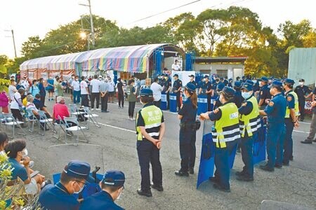 苗栗縣造橋鄉坤輿掩埋場業者企圖突襲進場，警方到場維安。（謝明俊攝）