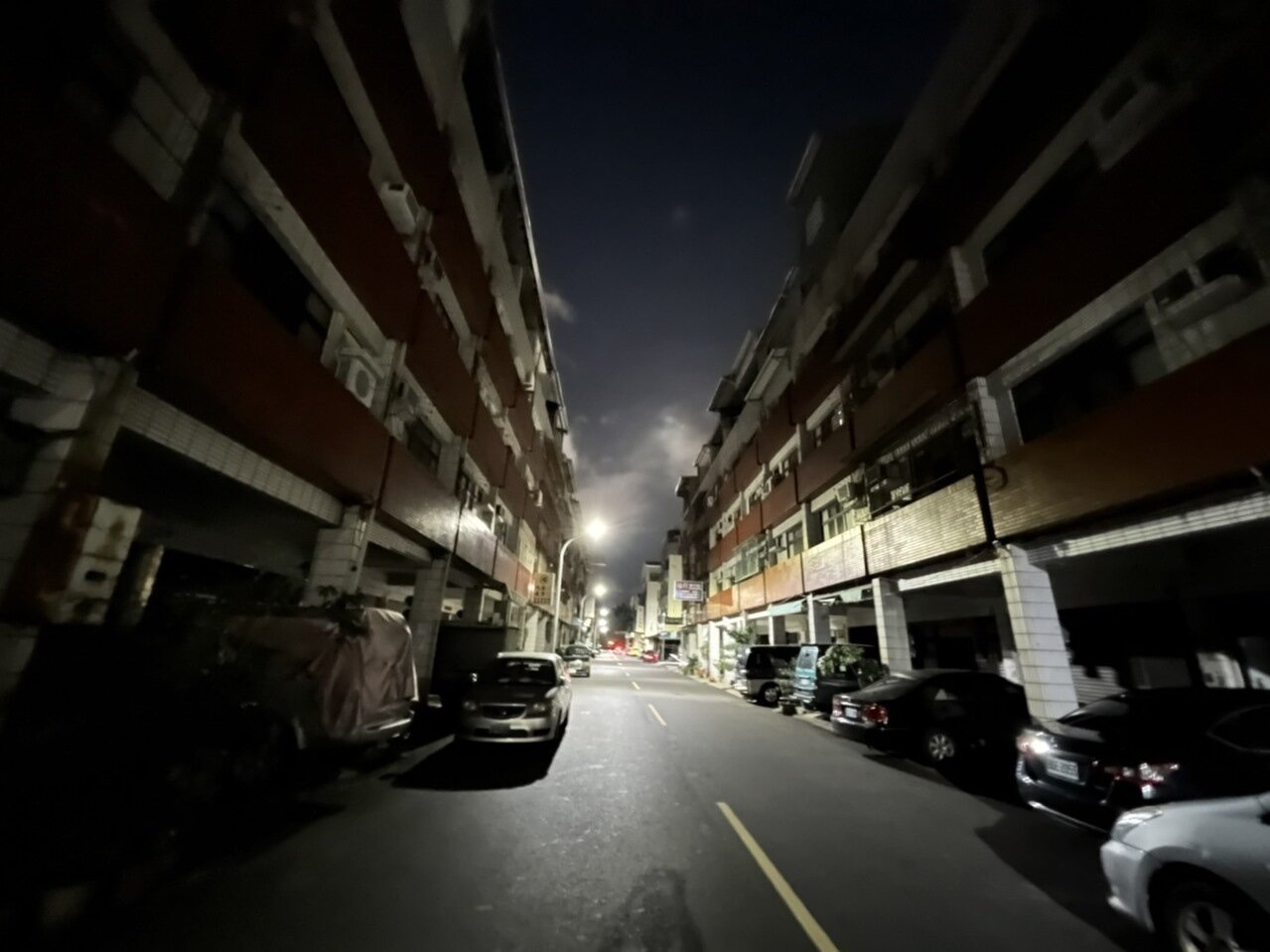 台南市晚間大停電,文南街一帶漆黑一片。記者邵心杰/攝影