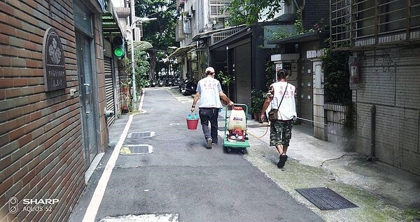 由里區志工及鄰長協助進行里區內的定期消毒。圖／蕭進德臉書提供