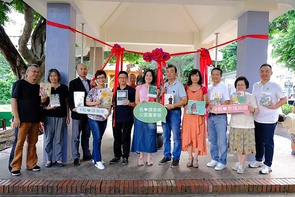 北投圖書館《長安綠書亭》享受閱讀。圖／里辦提供