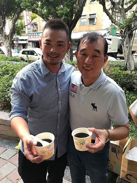 里長陳章生和里民親切互動。圖/里辦提供