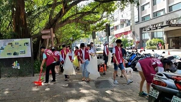 衷心感謝志工無怨無悔,是里民最佩服的守護神。圖/里辦提供