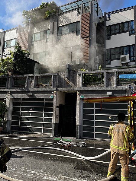 台南安平府平路段透天厝21日上午傳出火警，消防局據報2樓有火煙冒出，屋內一對父子已逃出火場。記者邵心杰／翻攝