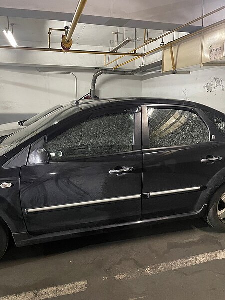 新北市新莊區民安西路一社區地下車場,20日上午有住戶車輛被人砸毀,警方獲報派人追查中。記者曾伯愷/翻攝