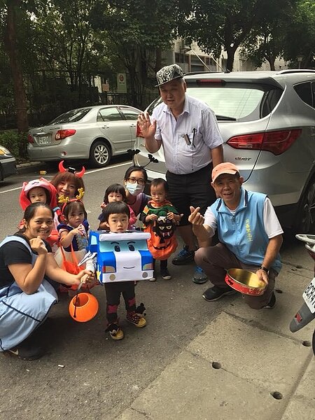 托嬰中心慶祝萬聖節活動，面對小朋友，里長總是開心又溫柔。圖／蕭進德臉書提供