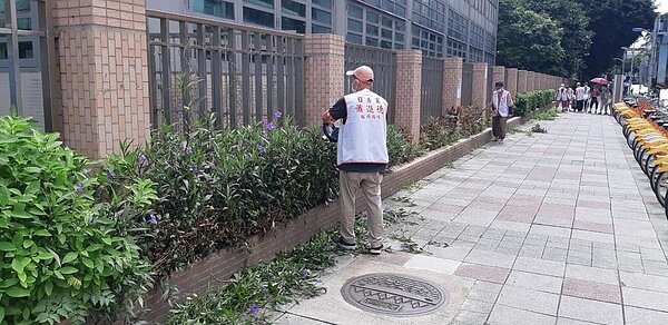 疫情嚴峻時，學校暫不開放活動，與里內志工整理步道矮樹叢，使景觀看起來較舒適。圖／蕭進德臉書提供