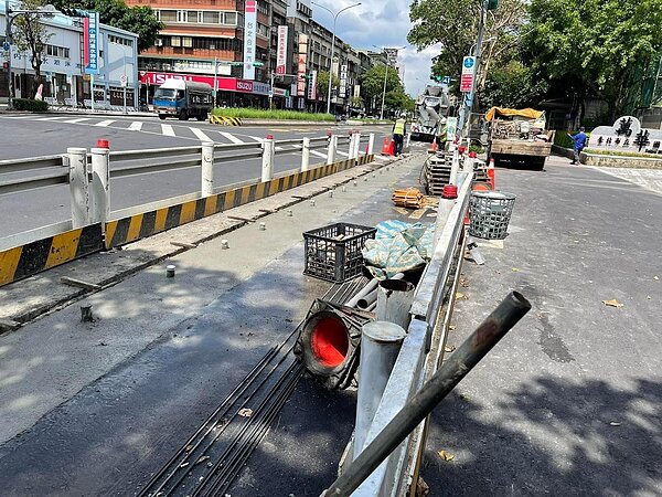 萬華國中校門口出現積水情形，會勘後水利處開挖水溝排水。圖／蕭進德臉書提供