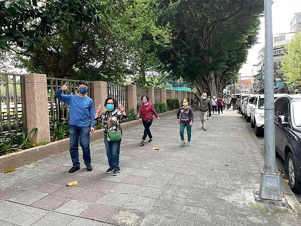 疫情舒緩後，111年度第一次環校步道健走，趁好天氣出門透氣散心。圖／蕭進德臉書提供