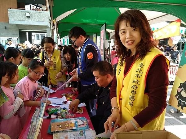 公益活動，與里民一起桌遊戲。圖／里辦提供