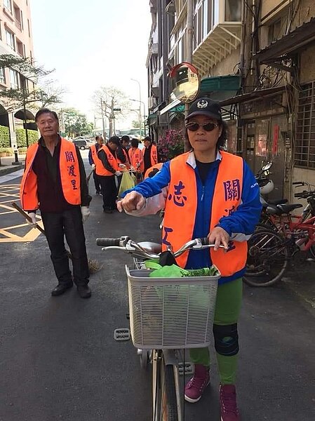 導護媽媽志願行善助人。圖／里辦提供