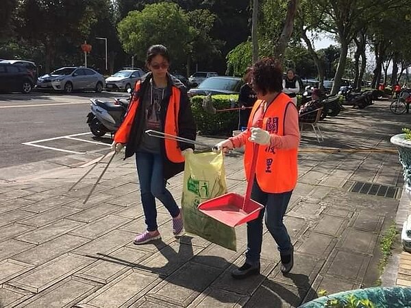 服務最樂，互助打氣。圖／里辦提供