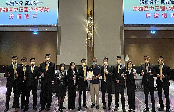 高雄市苓雅區中正國小校長吳軒銘致贈感謝狀,感謝永慶不動產高雄區經管會捐贈36萬比賽經費,幫助棒球隊能順利代表台灣赴美國參賽。圖/永慶房產集團