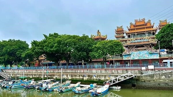 碼頭邊知名的關渡宮。圖／易小滿攝