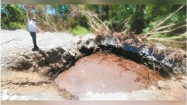 縣議員莊枝財日前到鳳林鎮該處農地勘查,發現遭人挖大坑囤放廚餘,散發屍臭味。記者王燕華/翻攝