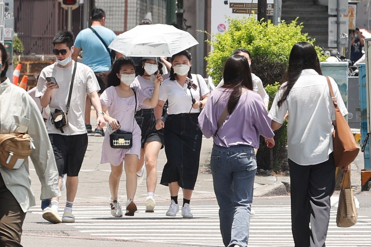 今天天氣依舊高溫炎熱。記者黃仲裕/攝影