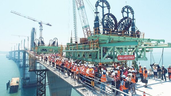 金門大橋合龍完成。圖/交通部提供