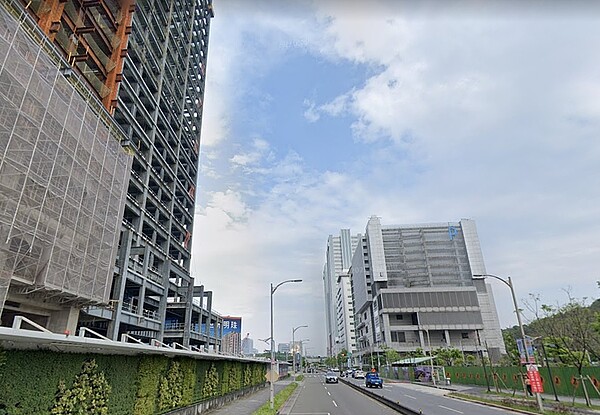 受惠於北市「東區門戶計畫」,過去工廠林立、給人「黑鄉」印象的南港,正在翻轉蛻變中。圖/google map