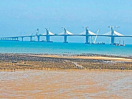 費時12年興建的「金門大橋」,預定10月中旬通車。(李金生攝)