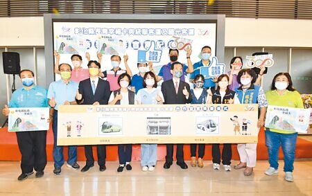 彰化縣政府和統聯、國光客運簽署合作,8月1日起啟動,除了既有指定路線外,再新增8條國道客運路線納入長青幸福卡免費乘車補助範圍。(吳敏菁攝)