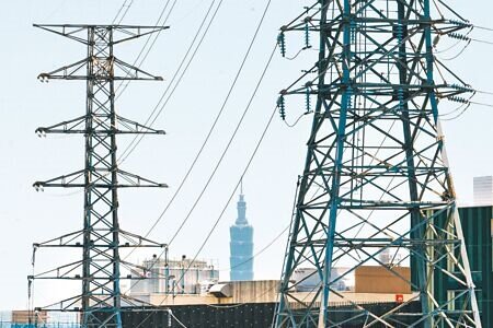 22日全台高溫,尖峰用電連續兩天達4030萬瓩刷新高;根據台電官網,截至下午1時30分左右,用電量攀至4058.2萬瓩,再創歷史用電新高紀錄。(郭吉銓攝)