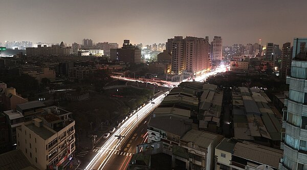 21日晚高雄路竹區因備遭鳥碰觸停電,22日岡山區松鼠碰觸熔絲鏈開關造成停電。圖/聯合報資料照