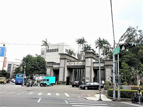 清華大學南校區商圈生活機能完善、交通便利。信義房屋／提供