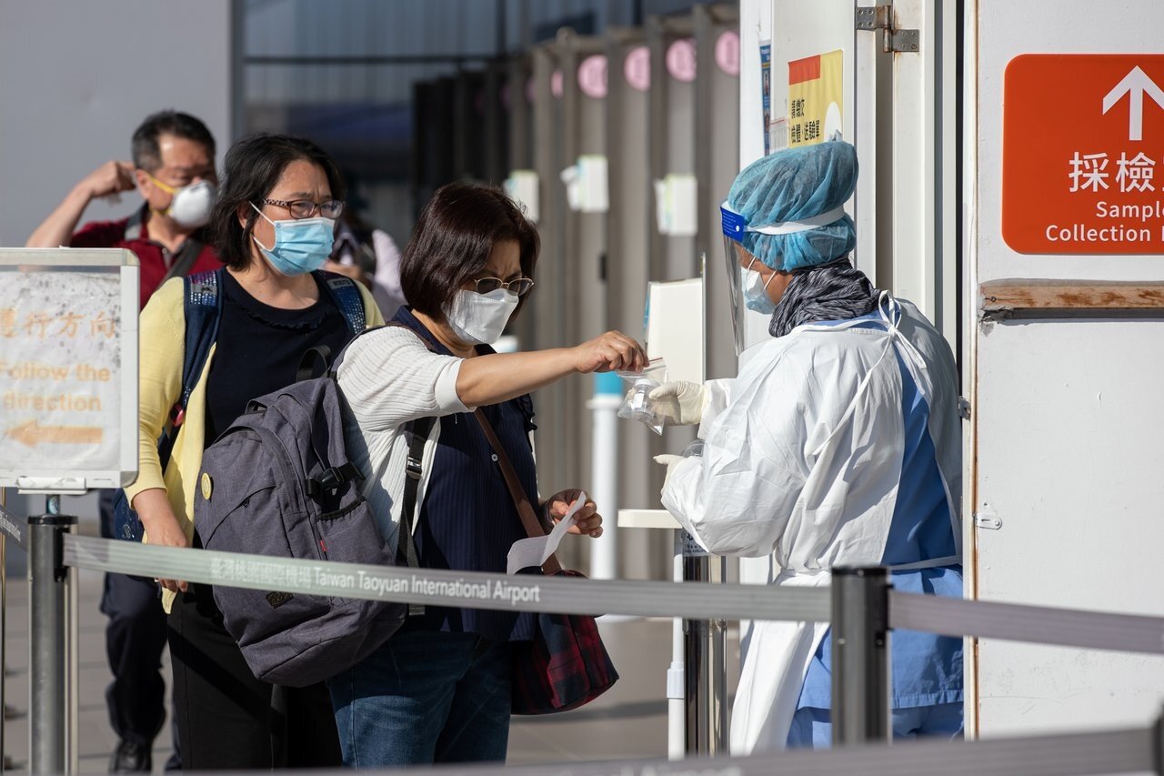 邊境檢疫攔截到首例BA.2.75個案。圖為入境採檢,非當事人。記者季相儒/攝影