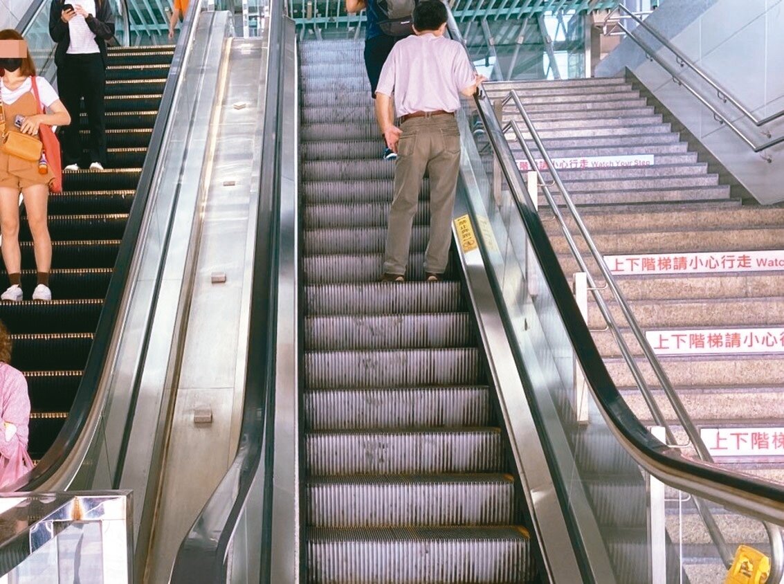 台鐵基隆火車站公告,搭電扶梯不需要靠右站立,可左、右平均站立。記者游明煌/攝影