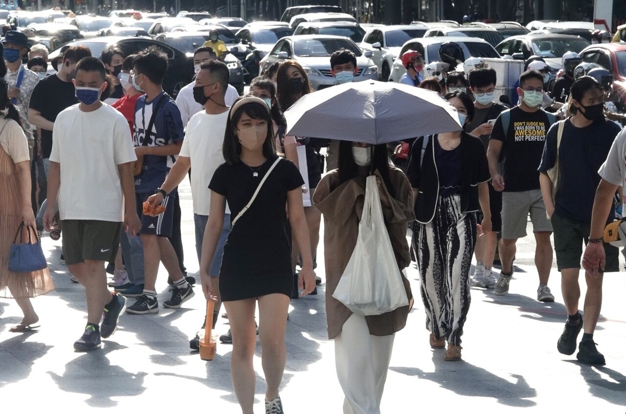 高溫炎熱,應注意防曬、防中暑。示意圖。記者林俊良/攝影