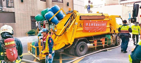 今年初土城清潔隊垃圾車在收運時,因民眾投入垃圾包有小型瓦斯罐,2名清潔隊員被燒燙傷。圖/新北環保局提供