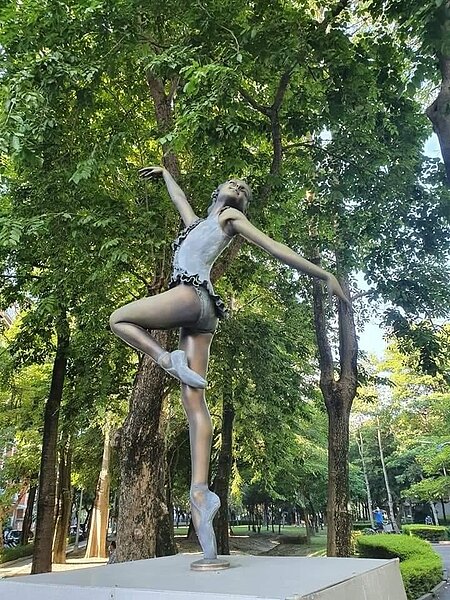 公園充滿音樂舞蹈元素古典美。圖／易小滿攝