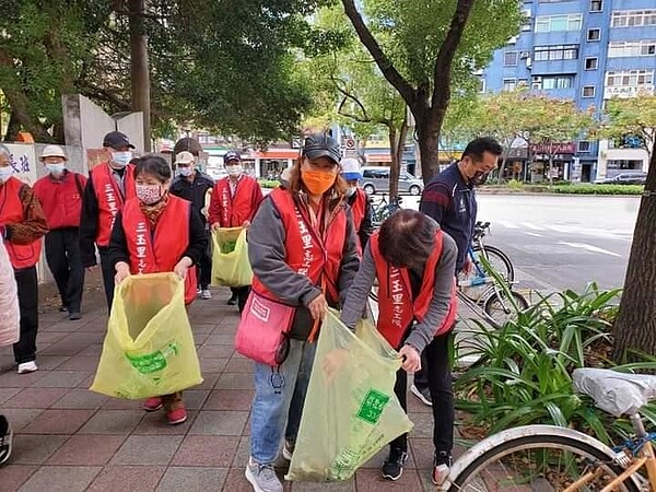 清掃家園，對抗病毒。圖／里辦提供