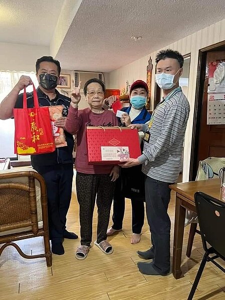 點心禮盒及紅包，過個好年。圖／里辦提供