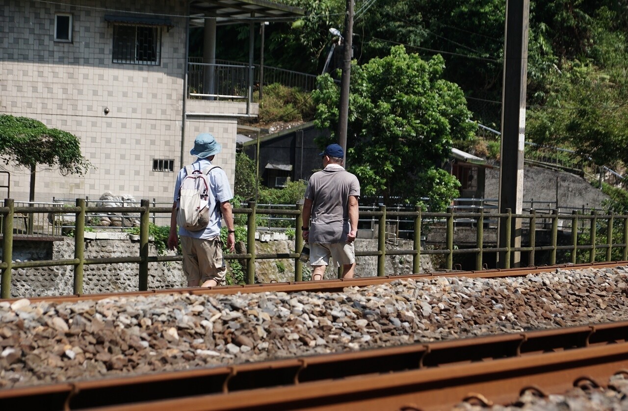 台鐵在三貂嶺隧道口鐵路橋安裝實體護欄阻擋民眾穿越，其中一側僅纏上黃色施工警示帶，無實際阻擋作用，仍有民眾違規行走。記者盧逸峰／攝影 